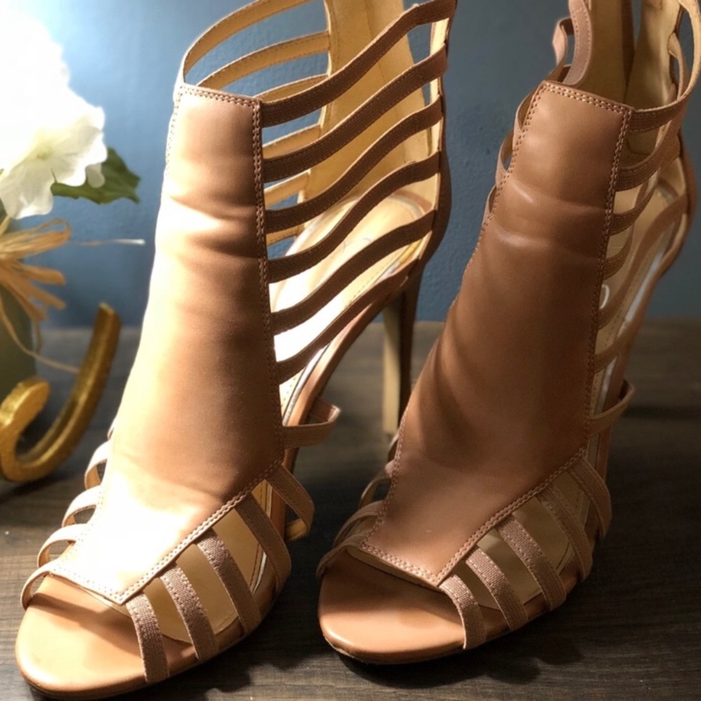 Jessica Simpson ran strappy heels